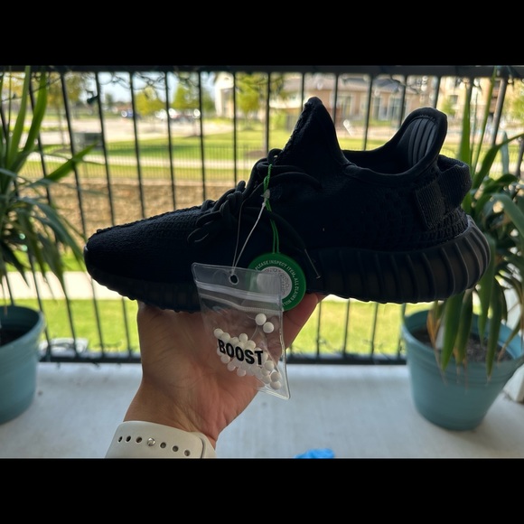 Size 8 Yeezys - Picture 3 of 3